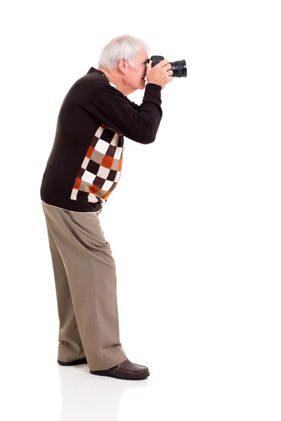 Homme âgé prise de vue avec appareil photo reflex numérique — Photo