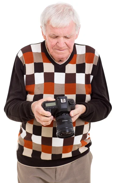 Senior homme examinant des photos sur la caméra — Photo