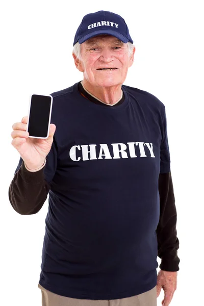 Voluntario senior sosteniendo teléfono inteligente — Foto de Stock