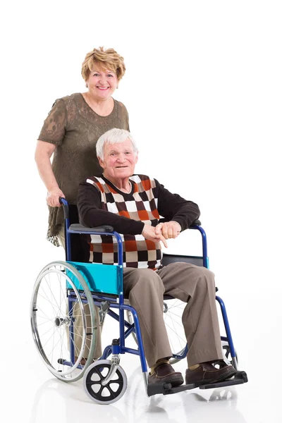 Anciano discapacitado sentado en silla de ruedas con esposa cariñosa — Foto de Stock