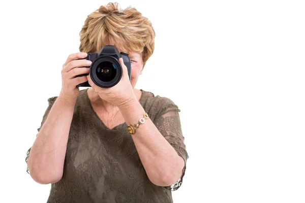 シニア女子アマチュア カメラマンの写真を撮る — ストック写真