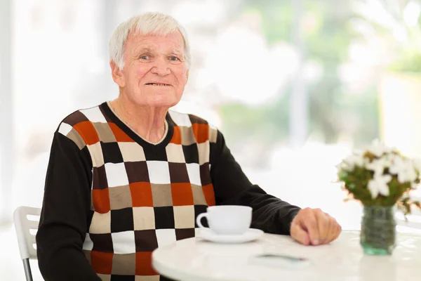 Äldre man kopplar av hemma — Stockfoto