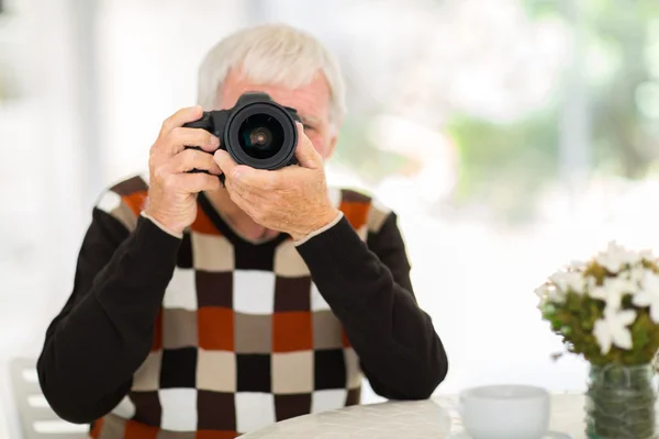 Homme âgé prenant des photos — Photo