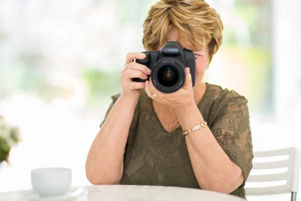 Senior woman shooting pictures — Stock Photo, Image