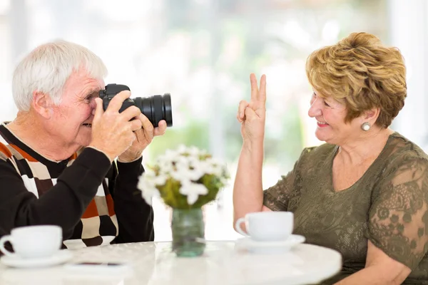 Starší muž fotografování jeho ženaηλικιωμένος άνδρας φωτογραφίζοντας τη σύζυγό του — Φωτογραφία Αρχείου