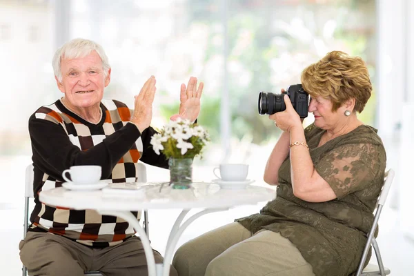 Starší muž odmítnutí nechat se vyfotografovat — Stock fotografie