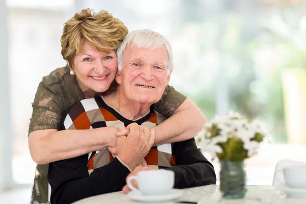 Pensionerat par kramar hemma — Stockfoto