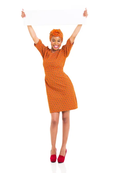 Mujer africana sosteniendo tablero blanco horizontal — Foto de Stock