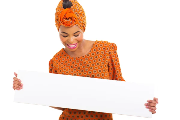 Jonge Afrikaanse vrouw kijken naar wit bord — Stockfoto