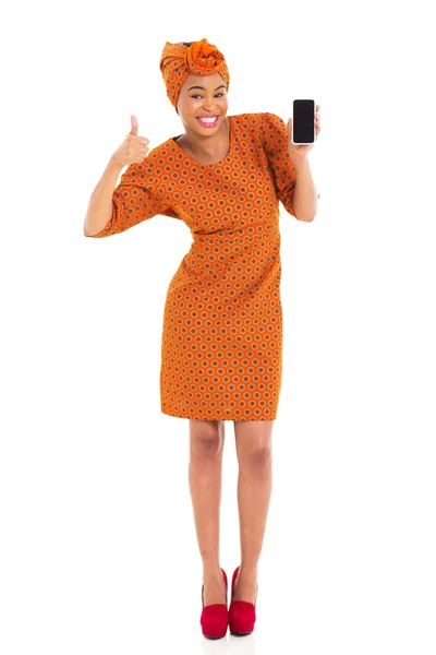 Afrikaanse vrouw tonen slimme telefoon en duim omhoog — Stockfoto