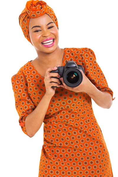 Jeune femme africaine tenant un appareil photo reflex numérique — Photo