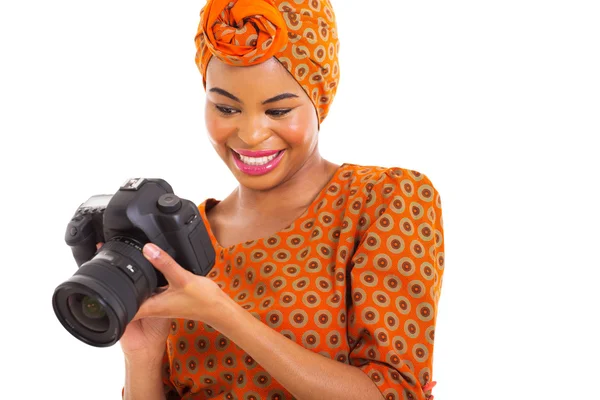 Joven africana mujer viendo foto en cámara — Foto de Stock