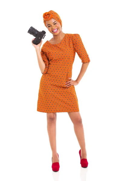 Afrikanska kvinnlig modell som innehar en kamera — Stockfoto