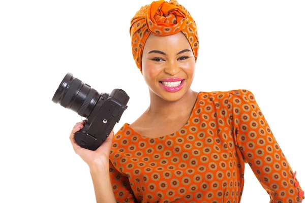 Mujer africana sosteniendo una cámara digital SLR — Foto de Stock