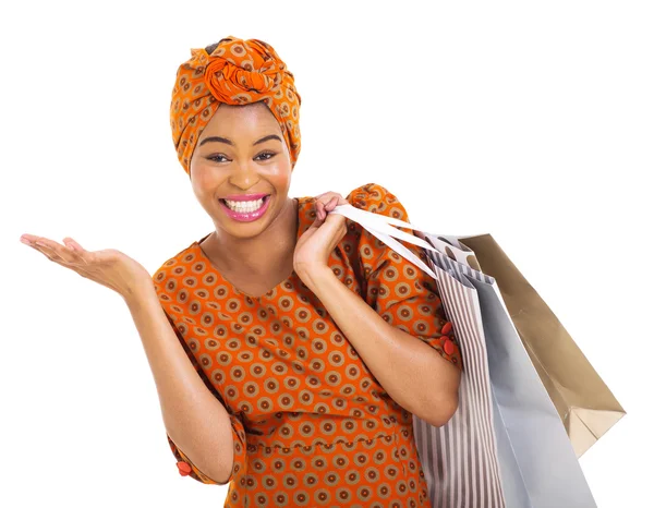 Afrikaanse vrouw in traditionele kleding dragen shopping tassen — Stockfoto