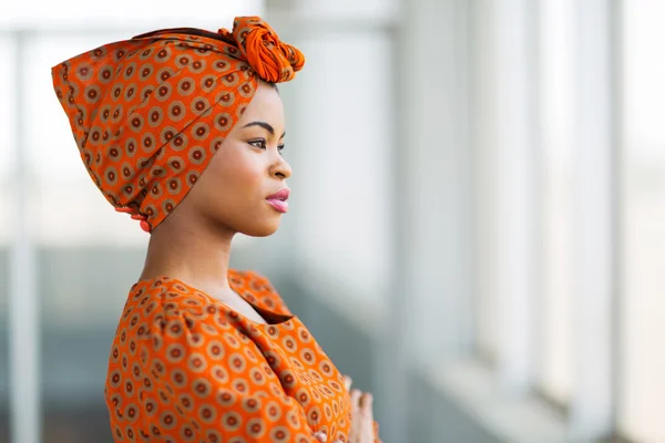 Mulher de negócios africana vestindo roupas tradicionais — Fotografia de Stock