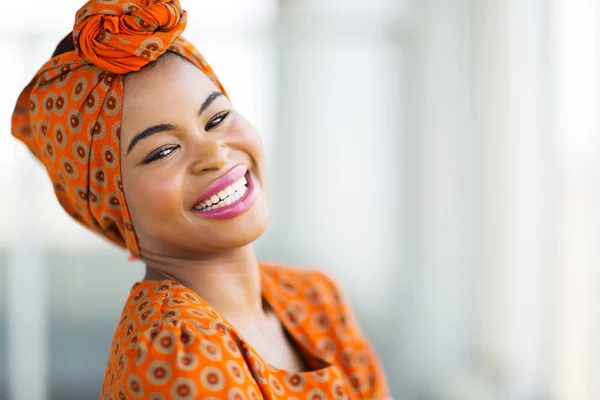 Femme africaine vêtue de vêtements traditionnels — Photo