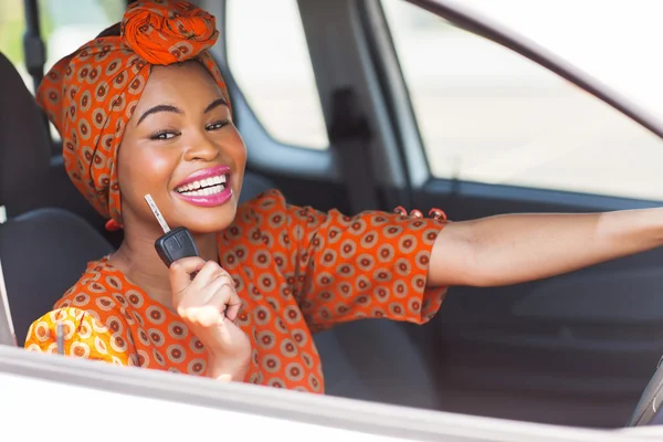 Mulher africana mostrando chave do carro — Fotografia de Stock