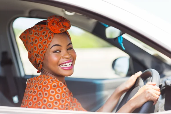 Conductrice africaine à l'intérieur d'une voiture — Photo