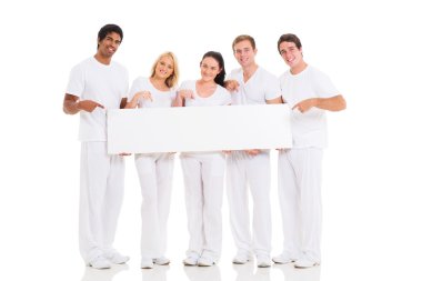 Boş beyaz tahta işaret eden arkadaş grubu
