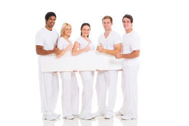 boş afiş tutarak ve parmak pes arkadaş grubu