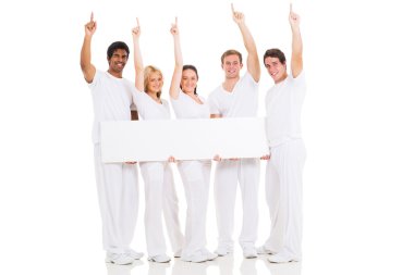 bir grup insan ile boş bir beyaz tahta