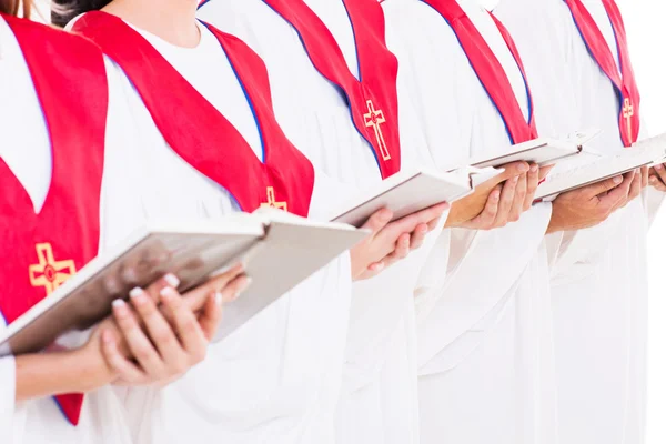 Coro de la iglesia celebración de libros de himnos — Foto de Stock