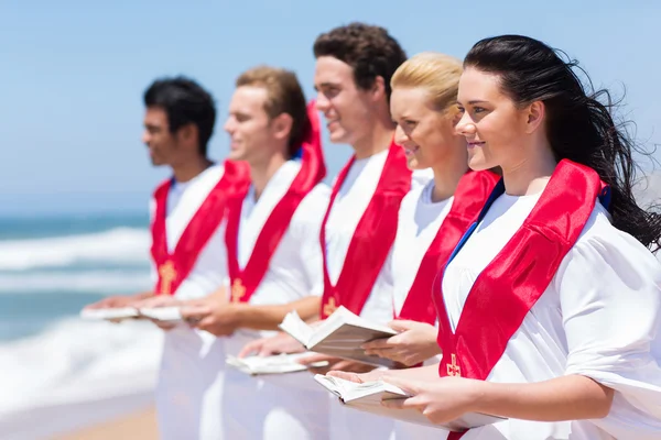 Coro de igreja cantando na praia — Fotografia de Stock