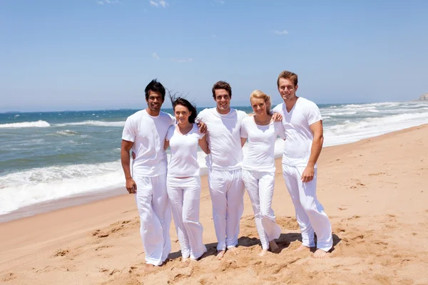 Группа друзей на пляже — стоковое фото