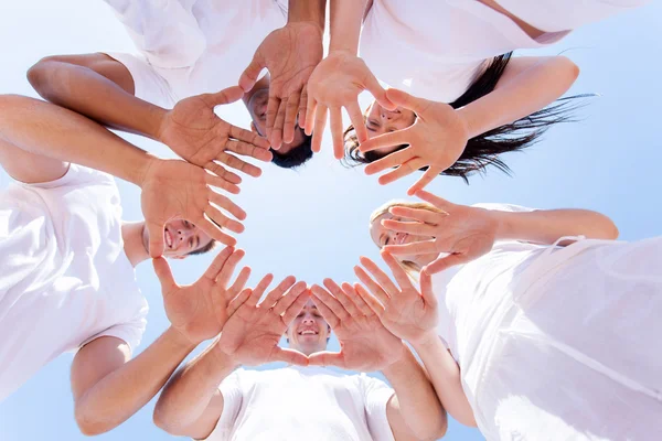 Sotto la vista di persone mani insieme — Foto Stock