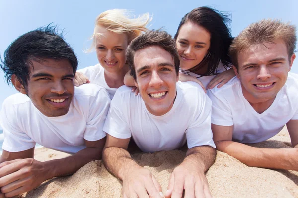 Grupp av vänner som ligger på stranden — Stockfoto