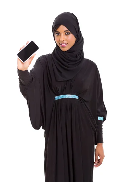 Jovem mulher árabe mostrando telefone inteligente — Fotografia de Stock