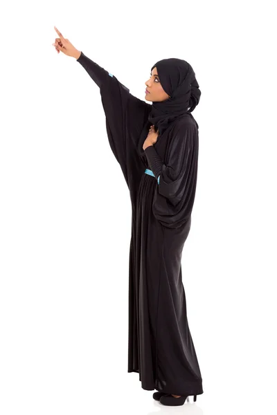 Молодая арабская женщина указывает — стоковое фото