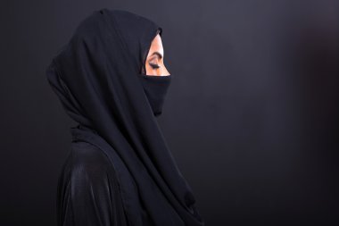 gözleri kapalı Arap kadın