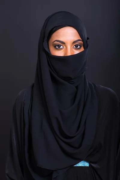 Ung muslimsk kvinna på svart — Stockfoto