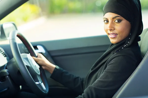 Moderne muslimische Frau im Auto — Stockfoto