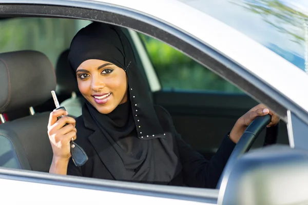 Árabe mulher segurando carro chave — Fotografia de Stock