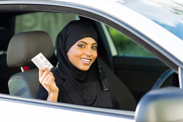 Muslim woman showing a driving license — Stock Photo, Image