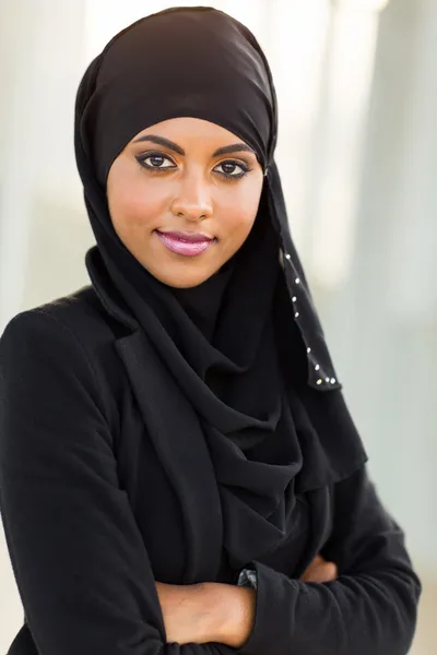 Giovane donna d'affari musulmana con le braccia incrociate — Foto Stock