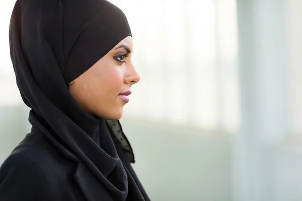 Joven mujer de negocios árabe — Foto de Stock