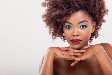 Afrika bir makyaj modeli kapatmak dikey