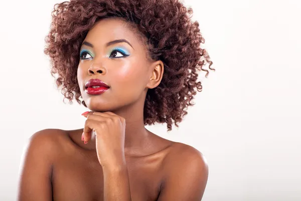 Giovane donna afro-americana distogliendo lo sguardo — Foto Stock