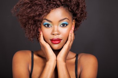 renkli makyaj ile Afro Amerikalı kadın