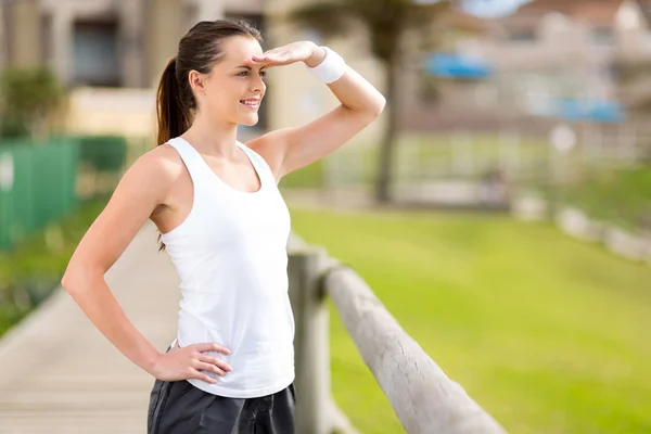 Mujer joven ejercicio al aire libre — Foto de Stock