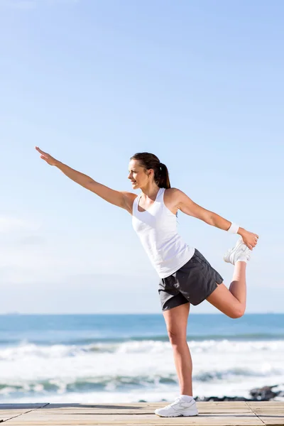 Jonge vrouw doet yoga — Stockfoto