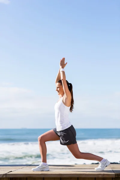 Yoga yapan bir kadın. — Stok fotoğraf