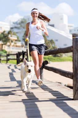 kadın onu köpek ile jogging