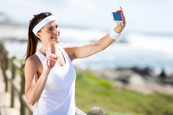 Activa joven mujer tomando autorretrato al aire libre — Foto de Stock