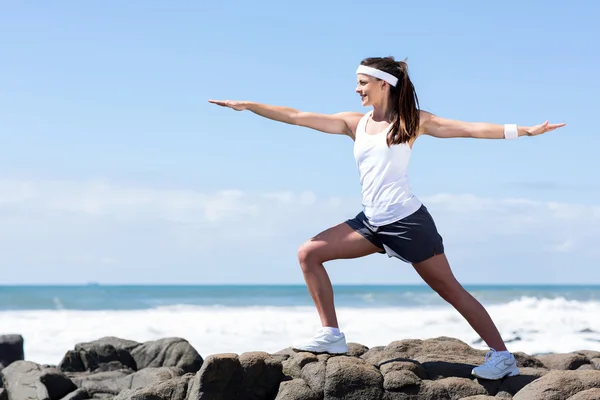 Vrouw doet yoga buiten op strand — Zdjęcie stockowe