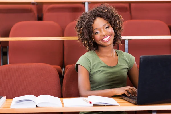 College ragazza utilizzando il computer portatile — Foto Stock